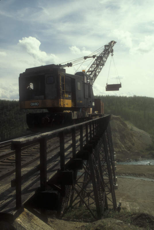 ak-12-04 Denali National Park, work train, crane, mid